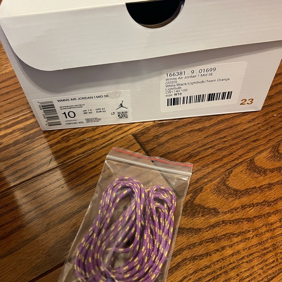 WMNS Air Jordan 1 Mid SE ‘Lightbulb’ size W10 - Picture 4 of 4